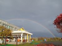 幼稚園にきれいに虹がかかっていました🌈「お母さんに見せたい～！！」と帰りのバスで話していた子も居たみたいです😊
