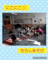 にこにこくみ☺️今日はお外遊びができなかったので、お部屋でちらしあそびをしました😆みんなでパラパラ掛け合ったり、ちらしに書いてある食べ物を見て八百屋さんごっこをして楽しんでいましたよー🎶